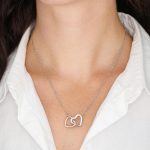 Collier avec Pendentif Coeurs Entrelacés Contenant un Message 